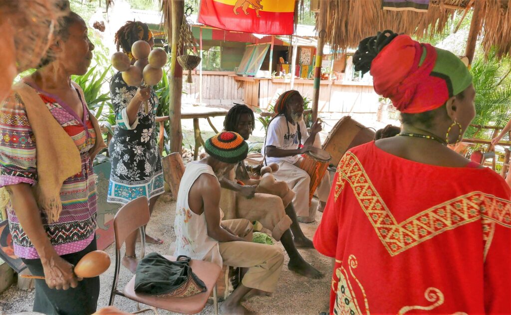 Muzyczne doświadczenia w podróży na Jamajce – grupa podczas warsztatów bębniarskich